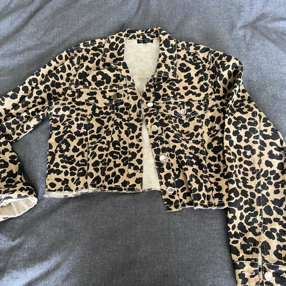 Cropped cheetah print light denim jacket